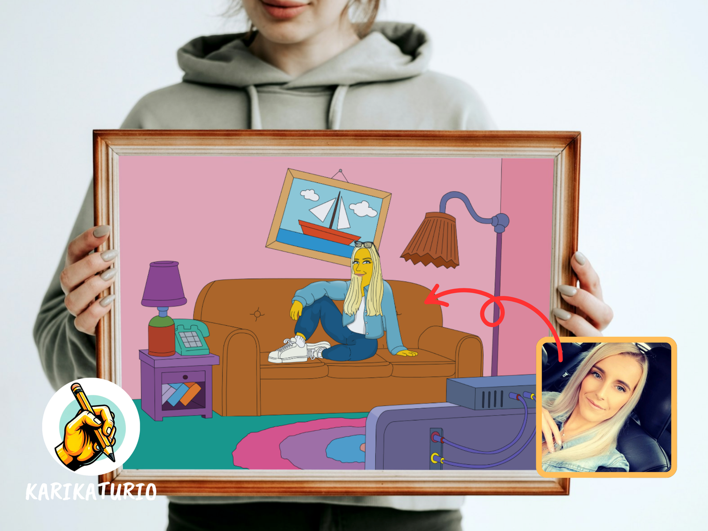 Karikatura ženy sedící na pohovce, vytvořená ve stylu Simpsonových, s reálnou fotografií vedle.