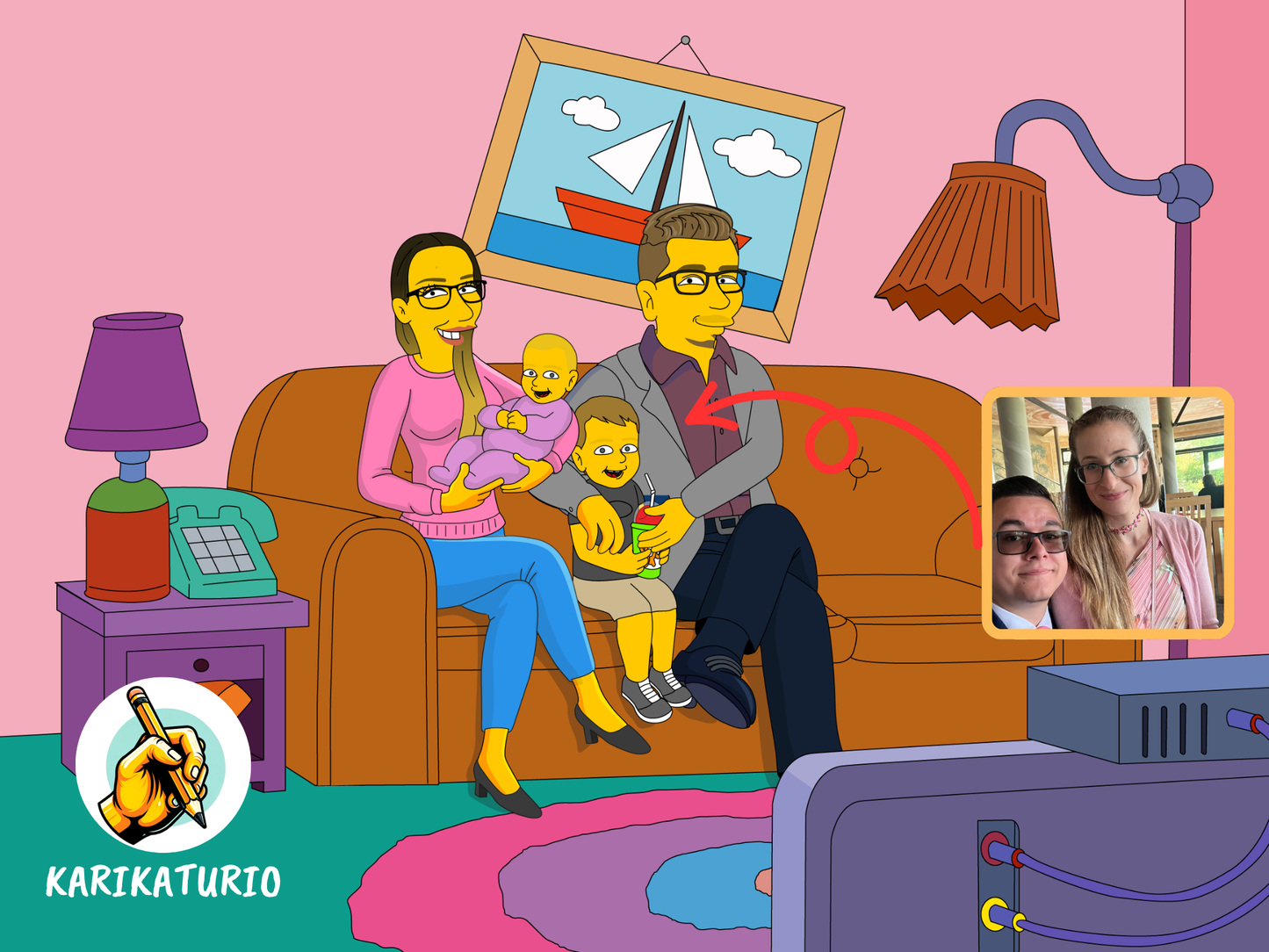 Karikatura Simpsonovi překreslená podle fotky. Rodina sedící v obýváku na gauči. Skvělý styl karikatury z fotky